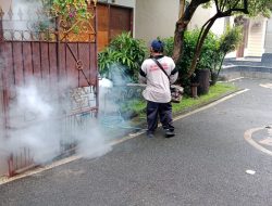Tindaklanjuti Laporan Kasus Demam Berdarah, Puskesmas II Densel Lakukan Fogging