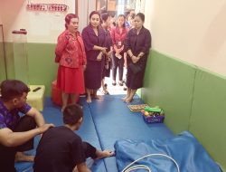Ketua K3S Kota Denpasar Ny. Sagung Antari Jaya Negara Jenguk Anak Autis yang Terlantar