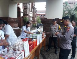 Laksanakan Operasi Pasar, Kapolsek Denpasar Barat Kunjungi Stand Pasar Murah
