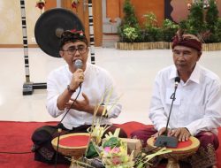 Walikota Bersama Disabilitas Matembang Pupuh Ginada Saat Membuka Utsawa Dharmagita Bagi Penyandang Disabilitas