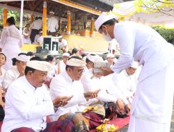 Walikota I Gusti Ngurah Jaya Negara Ketua DPRD I Gusti Ngurah Gede, dan Sekda Kota Denpasar, IB Alit Wiradana saat Upacara  memperingati Pitenget Tumpek Krulut