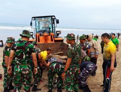 Personil Polsek Kuta Bersinergi TNI Dan Elemen Masyarakat Laksanakan Karya Bhakti Pembersihan Pantai