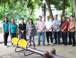 Menteri PPPA RI Bintang Puspayoga Ditemani Walikota Jaya Negara Tinjau  Fasilitas Taman Bermain  Anak di Lapangan Puputan Badung.