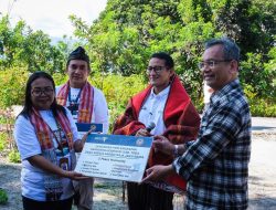 Sandiaga Uno Serahkan Bantuan Kelengkapan _Homestay_ di Balige Sumut