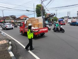 Prioritaskan Kelancaran Arus Lalin, Kanit Lantas Polsek Denpasar Barat Bantu Pengaturan Disimpang Buagan