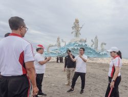 Ketua Dewan Pengurus KORPRI Kabupaten Badung I Wayan Adi Arnawa saat kegiatan bersih-bersih di Pantai Jerman