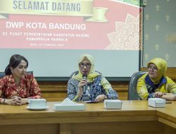 Ketua DWP Kabupaten Badung Ny. Rasniathi Adi Arnawa saat menerima kunjungan dari DWP Kota Bandung