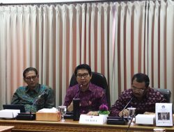 Sekda Adi Arnawa saat menghadiri rapat Tim Perumus dan Evaluasi BRIDA Pemkab Badung