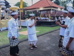 Sekda Adi Arnawa Hadiri Pujawali di Pura Dalem Penataran Mundeh Desa Adat Kapal