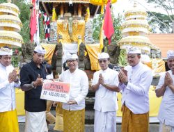Sekda Adi Arnawa Hadiri Karya Pujawali di Pura Pucak Tedung Petang