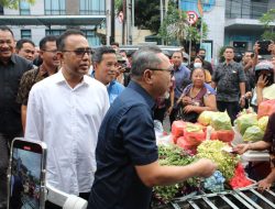 Walikota Denpasar, I Gusti Ngurah Jaya Negara saat mendampingi kunker Menteri Perdagangan RI, Zulkifli Hasan di Pasar Kereneng
