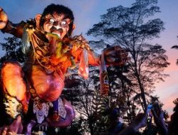 OGOH OGOH mulai dikeluarkan dari balai Banjar dan berjejer dipinggir jalan.