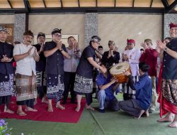 Nyoman Giri Prasta menghadiri acara selamatan syukuran selesainya pembangunan Balai Banjar Candikuning II Baturiti Tabanan