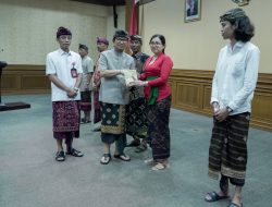 Sekda Adi Arnawa Salurkan Hibah Sebesar Rp 22 Miliar Untuk Lembaga Yang Memiliki SKT