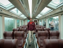 Kunjungan Kerja ke Jawa Barat, Sandiaga Uno Naik Kereta Panoramic KAI Wisata