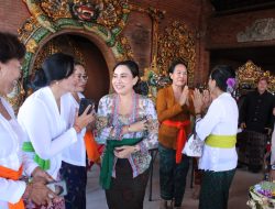 Ny. Ayu Kristi Arya Wibawa Buka Pelatihan Membuat Banten “Ayaban Tumpeng Pitu”