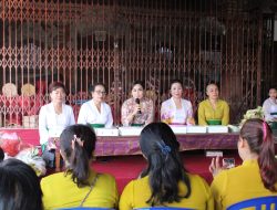 Ny. Ayu Kristi Arya Wibawa Buka Pelatihan Membuat Banten Di Banjar Merangi Kesiman Petilan