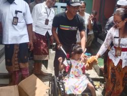 Gadis Kecil Asal Kelurahan Peguyangan Terima Bantuan Kursi Roda Adaktif