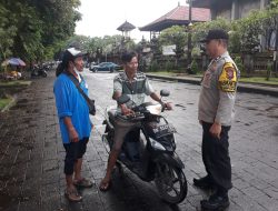 Sambangi Jukir, Bhabinkamtibmas Polsek Denpasar Barat Sampaikan Imbauan Kamtibmas