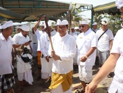 Sekda Adi Arnawa Melaksanakan Persembahyangan Bersama