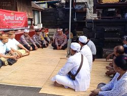 Jumat Curhat Yang Dirangkaikan Dengan Penyerahan Sarkon, Kanit Binmas Polsek Denpasar Timur (Dentim) Mewakili Kapolsek Dengar Langsung Keluhan Warga