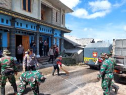 Polisi Bantu Bersihkan Jalan Dampak Abu Vulkanik Pasca Erupsi Merapi