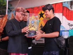 Sekda Alit Wiradana Serahkan Piala Bergilir Walikota Lomba Ogoh – ogoh Mini, Sketsa dan Tapel Ogoh-ogoh ST. Dharma Yowana Banjar Anggarakasih Sanur