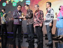 Pemkot Denpasar Terima Penghargaan UHC Dari Wakil Presiden RI  UHC Capai 99,76 Persen