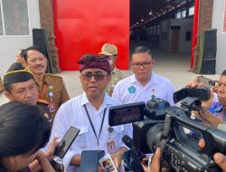 Walikota I Gusti Ngurah Jaya Negara saat memberikan keterangan pers terkait WNA yang memiliki identitas