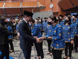 Salahuddin Uno melantik pejabat fungsional dalam jabatan serta memimpin upacara pengambilan sumpah jabatan Calon Pegawai Negeri Sipil