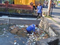Pasukan Biru Prokasih DPUPR Kota Denpasar membersihkan sampah di Kawasan Tukad Badung