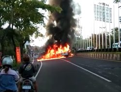 Mobil Isuzu Panther Terbakar Di Simpang Kampus Jimbaran, Ini Penyebabnya