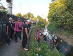 Jumat Bersih, Desa Dangin Puri Klod Bangun Kesadaran Kebersihan Lingkungan 