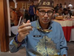 Sandiaga Uno berbuka puasa dengan salah satu kuliner khas Provinsi Gorontalo