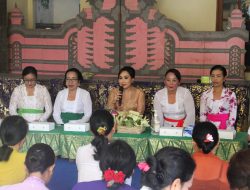 Ny. Ayu Kristy Arya Wibawa Hadiri Pelatihan Membuat Banten Di Banjar Kertha Bhuwana Kaja