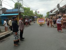 Bersinergi Dengan Pecalang, Personil Polsek Denpasar Timur (Dentim) Atensi Upacara Ngaben