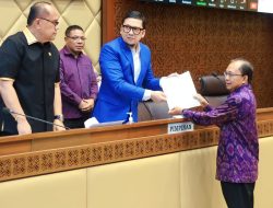 Gubernur Wayan Koster Paparkan RUU PROVINSI BALI Dihadapan Panja RUU di Komisi II DPR RI