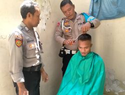 Kapolsek Denut memangkas rambut para tahanan Biar Rapi Tahanan Tetaplah Manusia