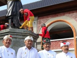 Wagub Cok Ace Saksikan Prosesi Penaikan Patung Tjokorda Gde Agung Sukawati
