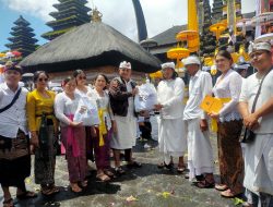 DPD KBPP Polri Bali Serahkan Paket Sembako Di Pura Ulun Danu Batur dan di Pura Penataran Agung Besakih