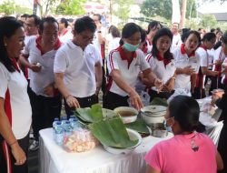 Sekda Badung I Wayan Adi Arnawa mengikuti kegiatan Jumat Ceria Bersama UMKM Badung
