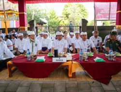 Sekda Adi Arnawa Hadiri Melaspas dan Mendem Pedagingan Kantor Perbekel Mengwi