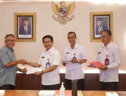 Sekda Adi Arnawa Serahkan Santunan Kepada Pensiunan dan Ahli Waris ASN