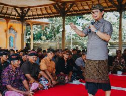 Sekda Adi Arnawa saat menghadiri pembahasan program kerja Subak se-Badung sekaligus secara simbolis menyerahkan pakaian kepada Pekaseh dan Pangliman