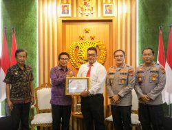 Sekda Wayan Adi Arnawa menyerahkan Piagam penghargaan kepada Polresta Denpasar