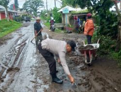 Hujan Deras Mengakibatkan Banjir Dan Tumpukan Lumpur, Polri Bersama Masyarakat Turun Langsung Membersihkan.