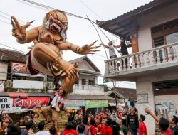 Anak anak muda (Teruna Teruni) Bali mulai sibuk membuat Ogoh Ogoh menjelang Hari Raya Nyepi.