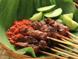 Saatnya Liburan ke Bali menikmati Sate Plecing yang siap menggoyang lidah.