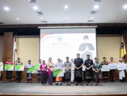 Sekda Adi Arnawa Serahkan Bantuan Sosial Berjumlah 495 Juta Lebih