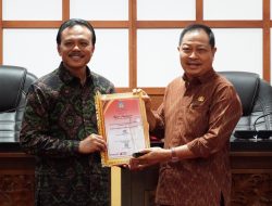 Pem Prov Bali Berikan Anugerah pada Perangkat Daerah Berprestasi